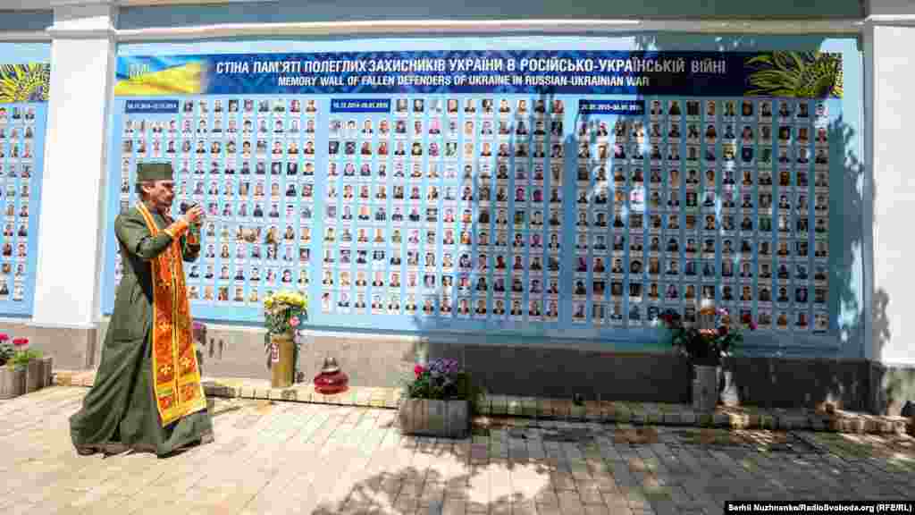 На Михайлівській площі  біля Стіни пам’яті пройшла панахида та покладання квітів 