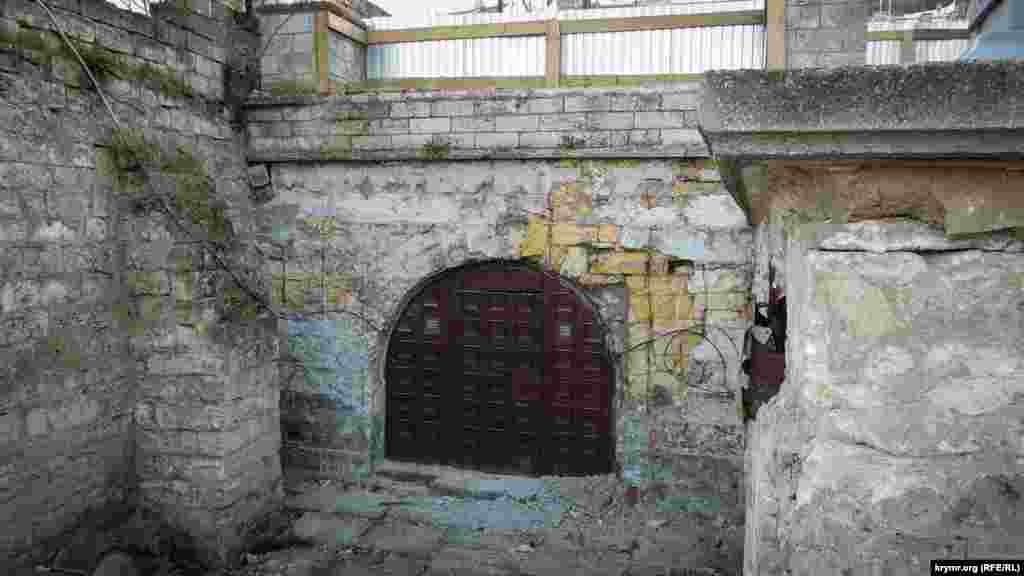 Большая Митридатская лестница – один из главных символов Керчи. Лестница насчитывает 436 ступеней, она была построена в 1840 году. Лестница ведет на гору Митридат, где располагался античный город Пантикапей