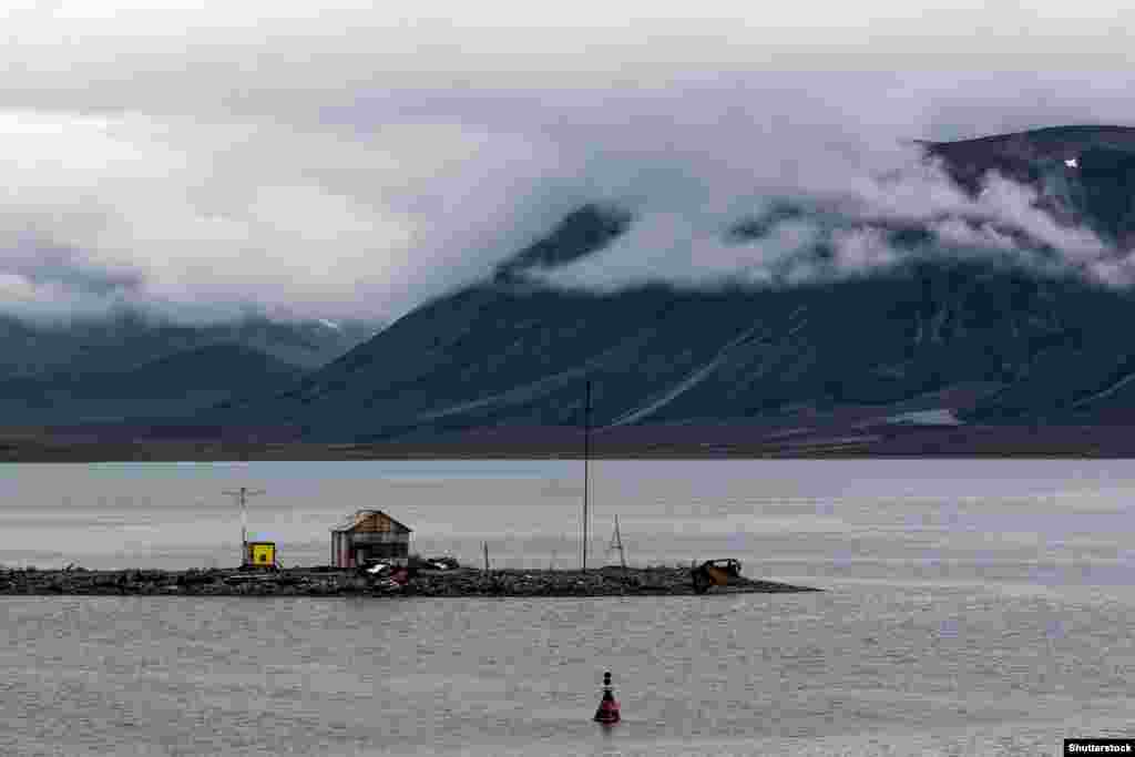 Давній народ чукчів живе на півострові Чукотка в Росії. На відміну від інших корінних народів Сибіру, російським військам кілька століть не вдавалося підкорити чукчів. Але їхня культура і традиції значно постраждали під час радянського періоду денаціоналізації