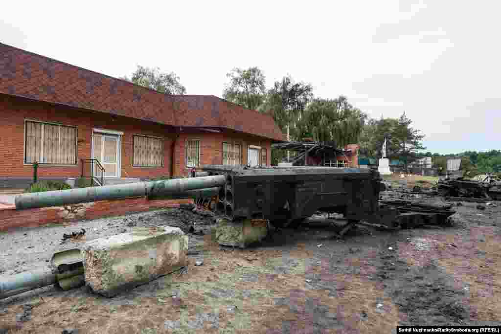 Залишки російської важкої вогнеметної системи «Сонцепьок» на вулицях звільненого Ізюму, вересень 2022 року / Праворуч: початок жовтня 2024-го