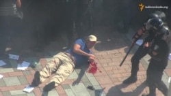 Вибухи під стінами Ради. Мітингувальники кидали в правоохоронців шашки та гранати Вибухи під стінами Ради. Мітингувальники кидали в правоохоронців шашки та гранати