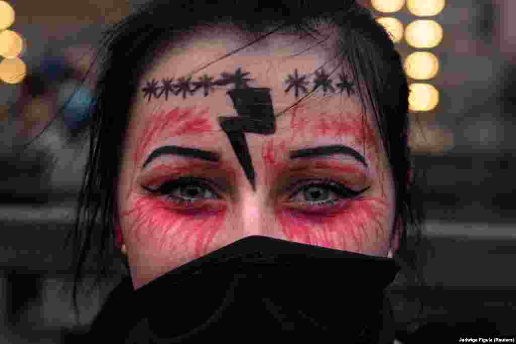 Законно зробити аборт дозволяється лише у разі зґвалтування, інцесту або загрози життю чи здоров’ю матері. А такі випадки у Польщі становлять близько 2% від загальної кількості абортів, які робили в сусідній державі протягом року. На фото: Жінка під час протесту в Гданську, 28 жовтня 2020 року