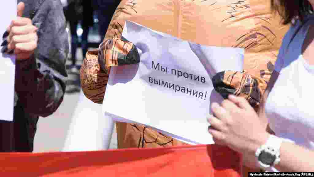 Динозавр Віктор каже, що «в нього лапки», і тримати плакати незручно. На двох інших його плакатах написано: «В нас довгі руки» і «Підкачайся до літа»