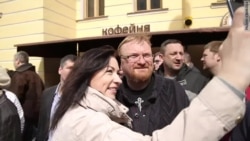 Селфи с Милоновым. Антивоенный марш в Петербурге Селфи с Милоновым. Антивоенный марш в Петербурге