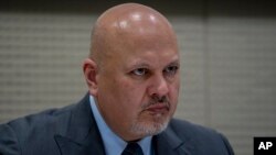 Карім Хан нагадав, що ПАР пережила період апартеїду, який був «злочином проти людяності»: «Я не думаю, що їм потрібні уроки від мене»