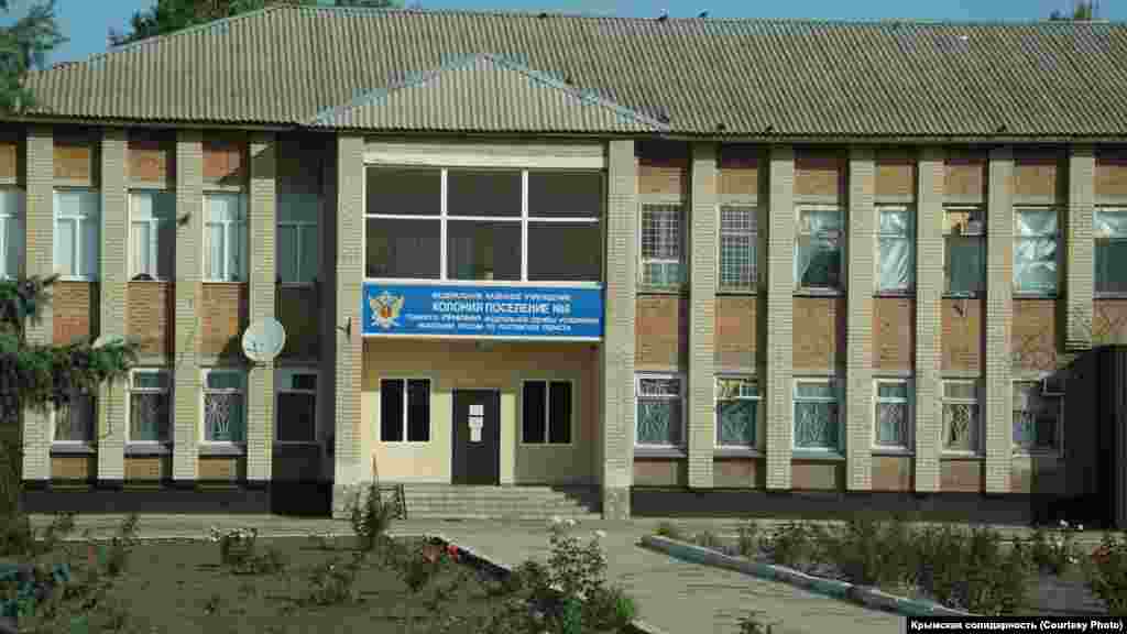 В колонию Мемедеминова этапировали только в начале июня 2020 года. Он отбывал наказание в поселке Садковский Ростовской области. Адвокаты пытались добиться освобождения крымчанина по УДО, но суд ответил отказом. «Даже на день раньше ему не дали выйти, при том что все основания для этого были. Держали до последнего», – заявил адвокат Эмиль Курбединов