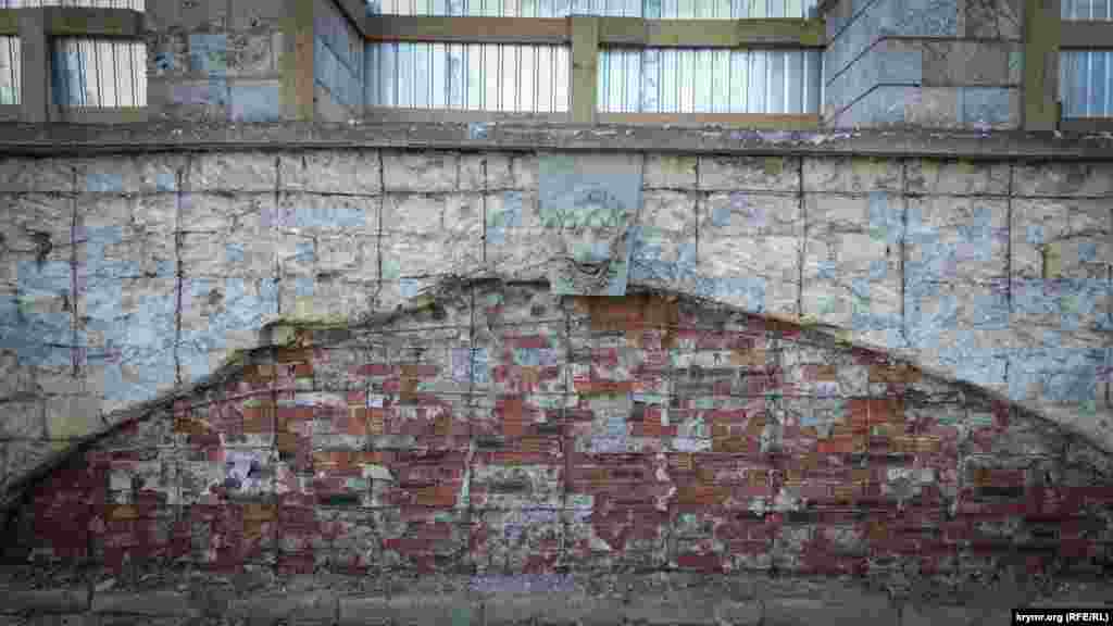 Городские власти утверждали, что статуи грифонов после реконструкции вернут на место, однако позднее заявили, что грифонов оставят в керченском музее – лапидарии