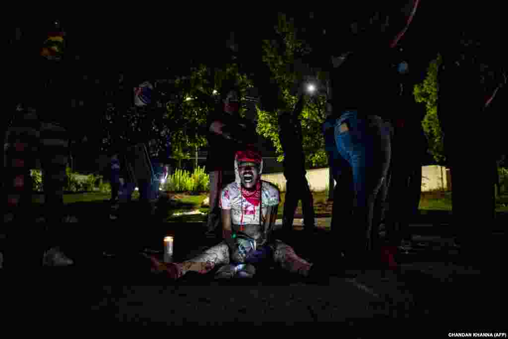 Жінка вигукує гасла, протестуючи біля спаленого ресторану швидкого харчування Wendy’s, де на парковці поліцейським був застрелений Рейшард Брукс. Атланта, штат Джорджія, США