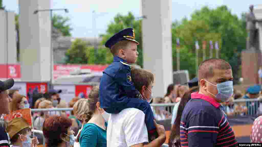 Безопасную дистанцию на параде соблюдали немногие. Непосредственно вдоль улицы, по которой проходил парад, люди стояли в нескольких рядах вплотную друг к другу. При этом в перерывах между песнями о войне слышались призывы соблюдать необходимую санитарно-эпидемиологическую дистанцию. Многие пришли на парад с детьми