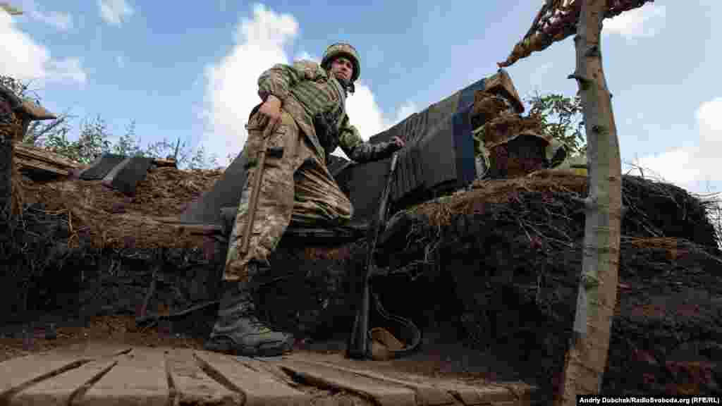 Український солдат на спостережному посту неподалік окупованого Дебальцевого, 21 вересня 2019 року