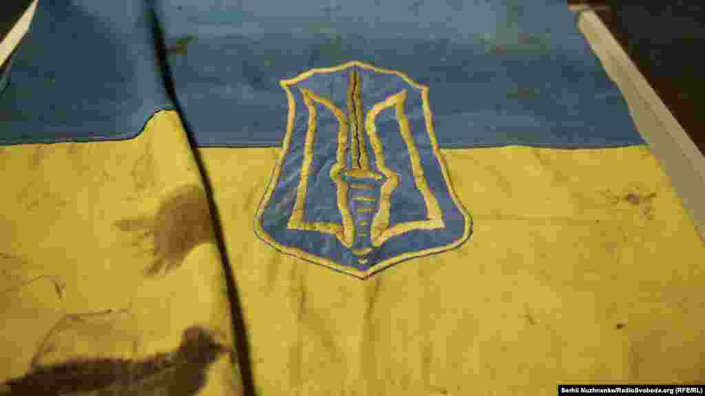 Вцілілий прапор українських націоналістів захоплений Кам’янець-Подільським радянським партизанським об’єднанням в 1943-1944 роках (з експозиції Національного музею історії України)