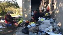 Двор женщин больше напоминает свалку Двор женщин больше напоминает свалку