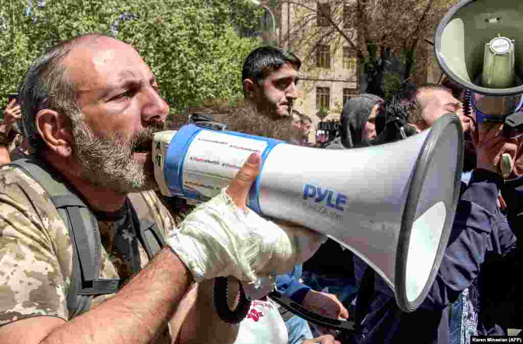 «Наше завдання – паралізувати уряд. Уявіть собі ситуацію, коли міністерства не працюють, жодне відомство не працює, кому не дзвониш, він не на місці, і з цього випливають інші наслідки» – Нікол Пашинян