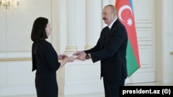 İ.Əliyev S.Laqutun etimadnaməsini qəbul edir.