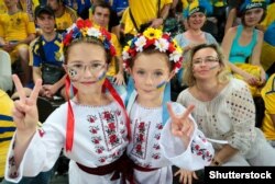 Донецьк, 15 червня 2012 року. Юні вболівальниці за Національну збірну України з футболу під час «Євро-2012 » на стадіоні «Донбас Арена»