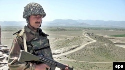 یو پاکستانی سرتېری په جنوبي وزیرستان کې د پهرې پر مهال - انځور له ارشیفه. 