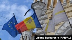 В Кишиневе в знак траура приспущены государственные флаги.