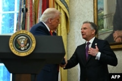 Президент США Дональд Трамп пожимает руку своему старшему советнику и специальному посланнику Стиву Виткоффу в Белом доме. Вашингтон, США, 6 мая 2025 года