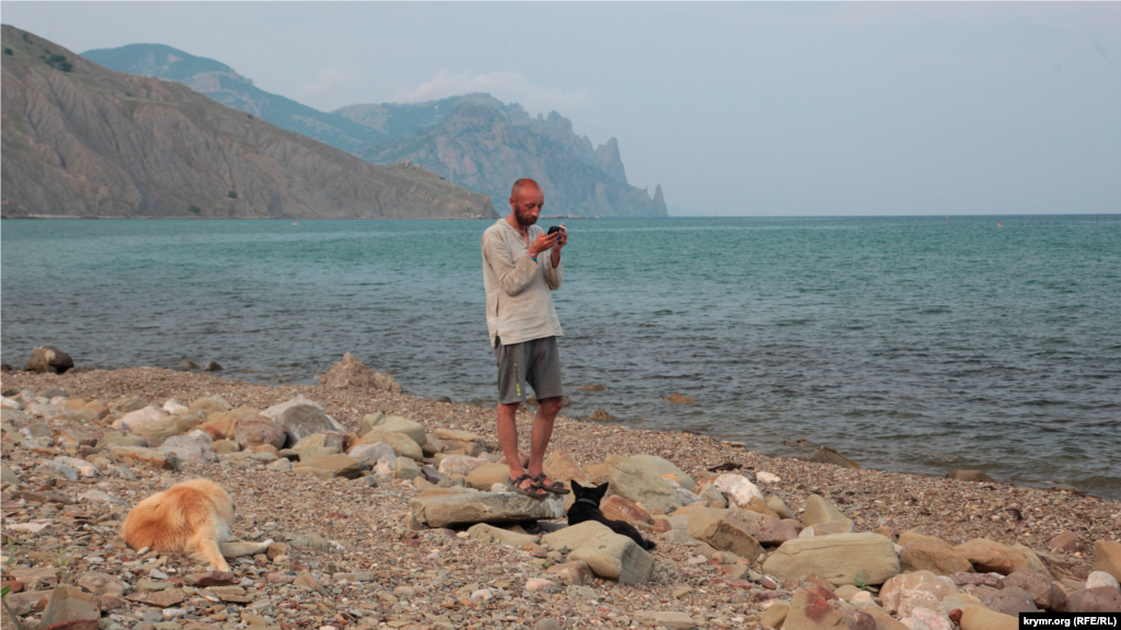 Подключиться к интернету в бухте очень непросто. Сигнала едва хватает, чтобы проверить соцсети 