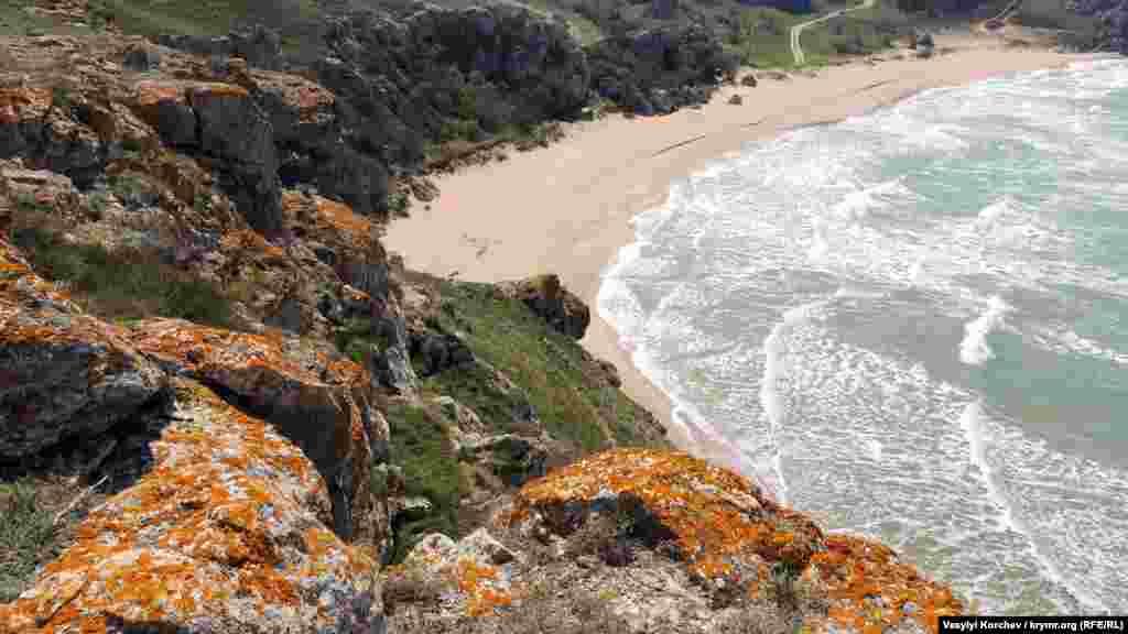 Покрытые рыжим мхом скалы – «визитная карточка» Генеральских пляжей. Живописные на вид, они могут быть прибежищем для змей и сколопендр