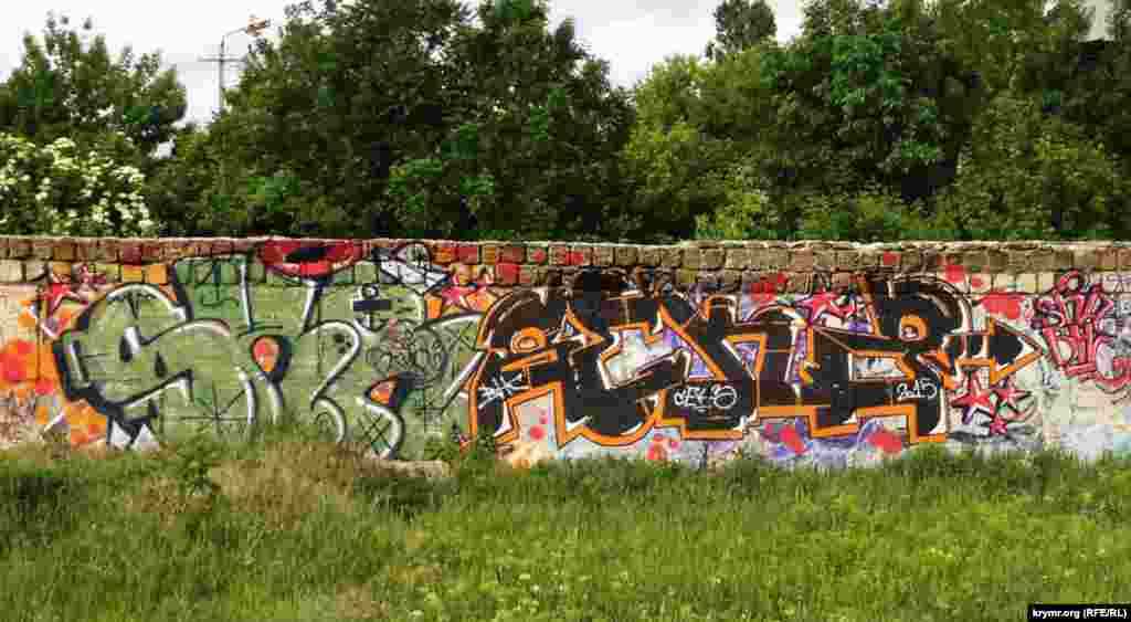 Многие надписи исполнены в стиле, который сложно понять непосвященным.