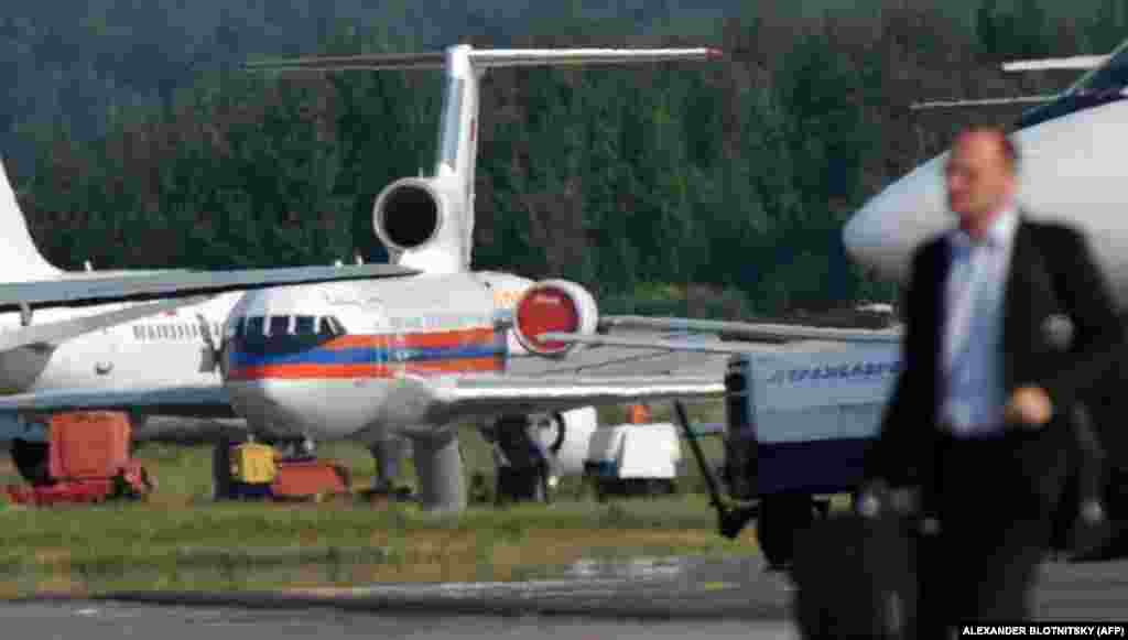 Самолет МЧС России в московском аэропорту «Домодедово» 9 июля 2010 года по прилету из Вены, где состоялся обмен. На борту находились 10 человек, высланных США