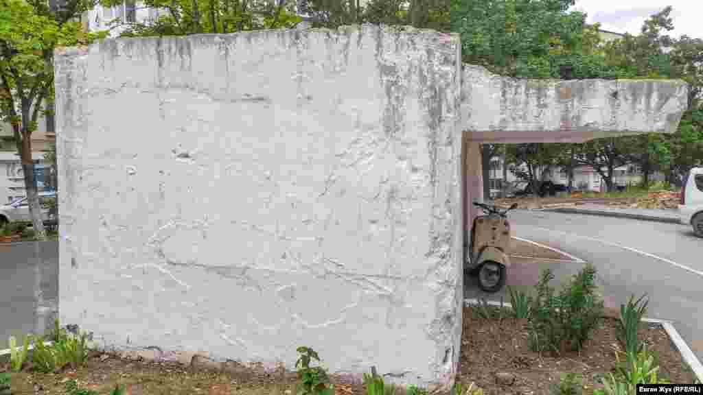 Под навесом у ДОТа №30 на улице Хрусталева кто-то припарковал скутер. К 1 ноября 1941 года было построено 75 артиллерийских ДОТов и 232 пулеметных ДОТа и ДЗОТа