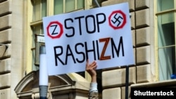 Плакат «Стоп рашизм» на акції проти вторгнення Росії до України. Нью-Йорк, США, 23 квітня 2022 року