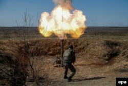 Український вояк робить постріл з міномета (ілюстраційне фото)