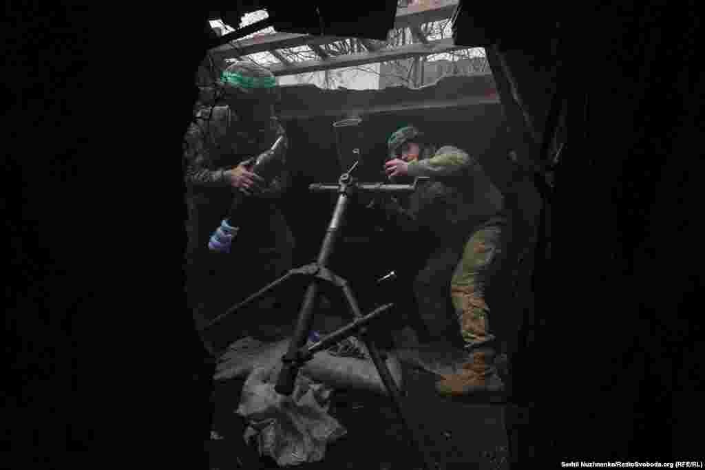 Військові відпрацьовують по координатах ще декілька мін. З рації чутно: «Ціль уражено». В бліндажі перед мінометом мало місця, ми з колегою просто лежимо на землі, ледь піднявши камери, щоб не заважити роботі. Відпрацювавши, бійці маскують міномети та мають змогу відпочити деякий час 