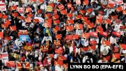 Десятки тисяч людей 22 лютого вийшли на вулиці по всій М’янмі, попри погрозу військових, які захопили владу в країні, про готовність застосувати летальну зброю проти демонстрантів. Нові протести планують і на 23 лютого