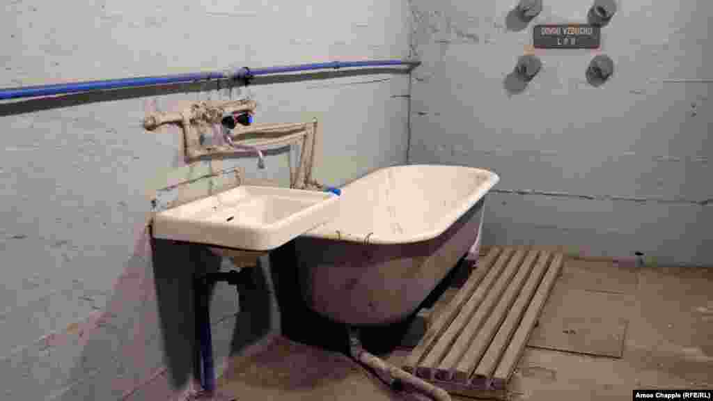 Kada i slavine unutar skloništa Folimanka, podzemnog bunkera u središtu Praga dizajniranog za smještaj ljudi u slučaju nuklearnog udara. Kao i OSM, Prag ima prostor unutar zasebne mreže funkcionalnih nuklearnih bunkera iz doba Hladnog rata, kao što je ovaj na fotografiji, koji može primiti oko 150.000 ljudi tokom istog vremenskog perioda od 72 sata, kao i OSM.  