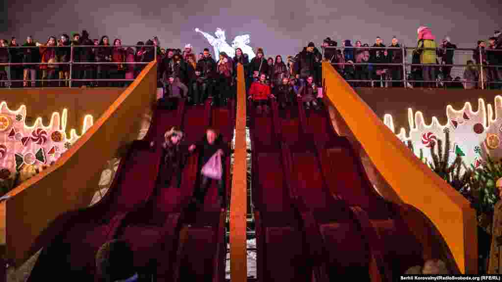 Навколо пам'ятника Богданові Хмельницькому облаштували оглядовий майданчик, з якого можна спуститись таким незвичайним шляхом