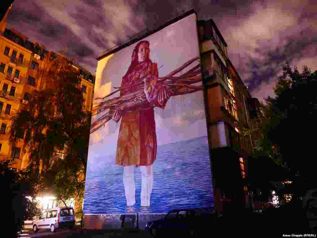 «Відбудова», автор Fintan Magee. Австралійський художник каже, що моделлю для твору була його українська подруга, киянка Катерина (вулиця Сергія Гусовського, 10/8)