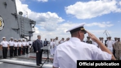 Президент Украины Петр Порошенко на борту фрегата "Гетман Сагайдачный"