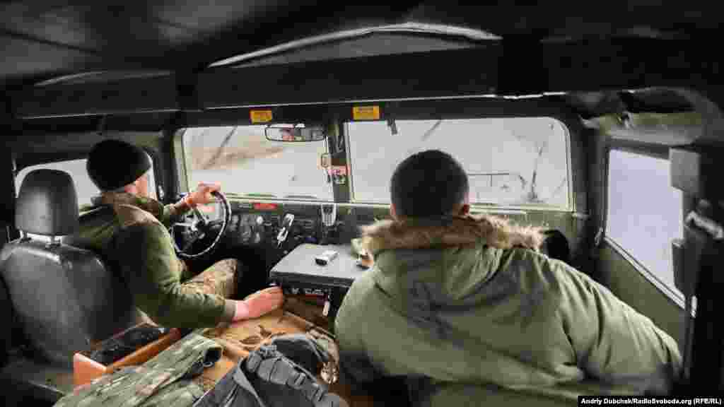 К позициям морпехов в Широкино добираемся на американском «Гамви»