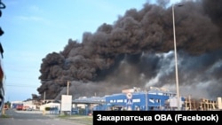 Пожежа на одному із підприємств Мукачева, що виникла внаслідок російського ракетного удару, 21 серпня 2025 року