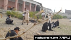 مومند کې د وران شوي سکول ماشومان (۲۰۱۴م کال)