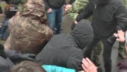 У Харкові біля прокуратури побилися активісти (відео) У Харкові біля прокуратури побилися активісти (відео)