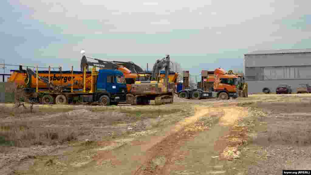 Большая часть тяжелой техники у морского берега пока «на приколе»