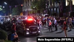 Протестувальники завершили демонстрацію ходою до канцелярії уряду Грузії приблизно в 500 метрах від парламенту