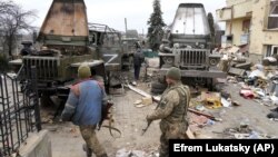 Пошкоджена російська військова техніка у звільненому українськими військовими місті Тростянці Сумської області, 28 березня 2022 року