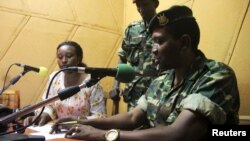 Бурунди – генерал-майор Гоудфройд Нийомбаре обращается к нации из студии радиовещания в столице Бурунди Бужумбуре, 13 мая 2015 года