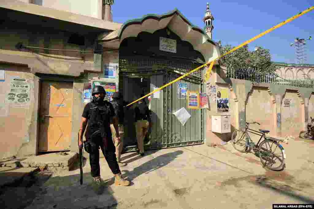 Працівник служби безпеки біля входу в медресе 