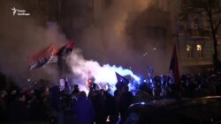 Каміння і петарди у центрі Києва під час маршу батальйону «ОУН» (відео) Каміння і петарди у центрі Києва під час маршу батальйону «ОУН» (відео)