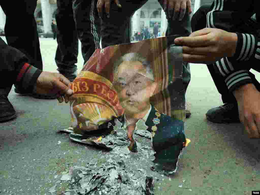 Люди жгут портрет президента Киргизии Курманбека Бакиева, 8 апреля 2010