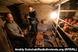 Олександр із Золотого у підвалі свого будинку. На відміну від решти країни, у нього війна вже давно