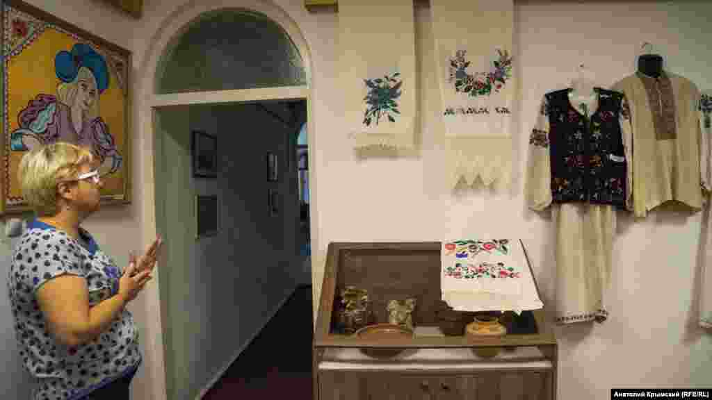 Заведующая музеем Наталья Галиченко у экспозиции украинских рушников и вышиванок. Их подарили музею местные жители. По словам Галиченко, в 2002 году Скворцово представляло Крым на Всеукраинском фестивале «Искусство одного села»