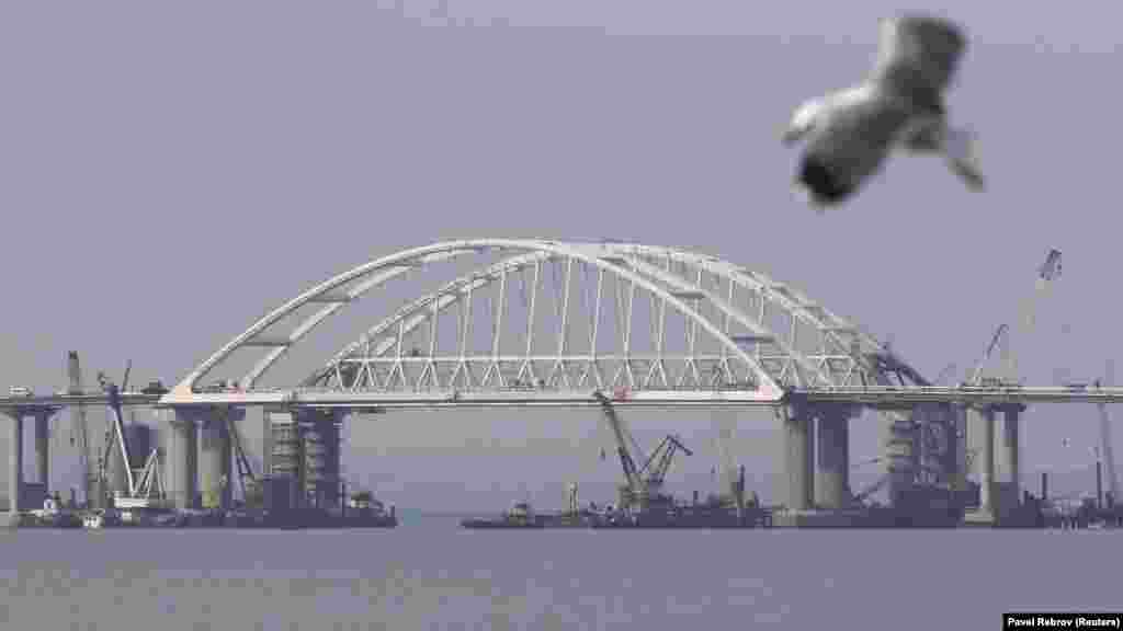 В начале апреля российский бизнесмен Аркадий Ротенберг стал новым владельцем компании «Мостотрест», которая занимается возведением проекта. Он пообещал, что уже 9 мая мост будет открыт