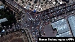 Люди і автомобілі, що скупчилися перед входом до аеропорту Кабула, на знімку з супутника, 23 серпня 2021 року